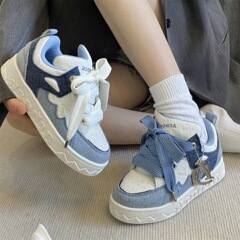 デニムは青いパンの靴の女性をつなぎ合わせます。