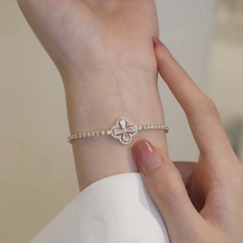 Micro-paved zircon crystal four-leaf clover bracelet, adjustable bracelet, same style light luxury style lady bracelet
