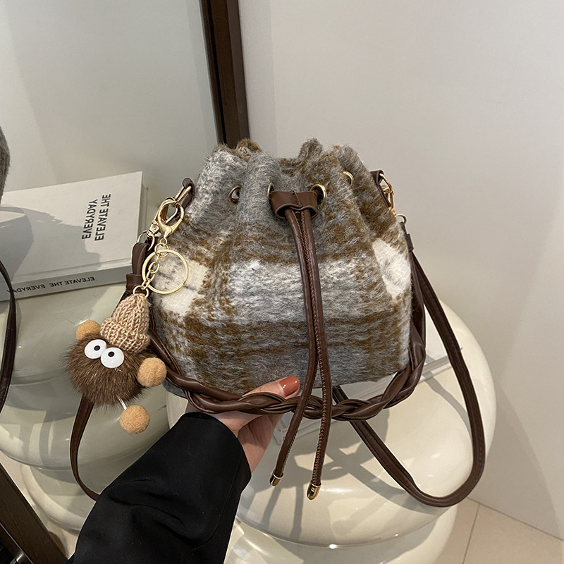 Bolso retrógrado de cuerda de pulsación de invierno 2024 nuevo estilo versátil en un solo hombro bolso de hombro coreano bolso de cubo para mujeres