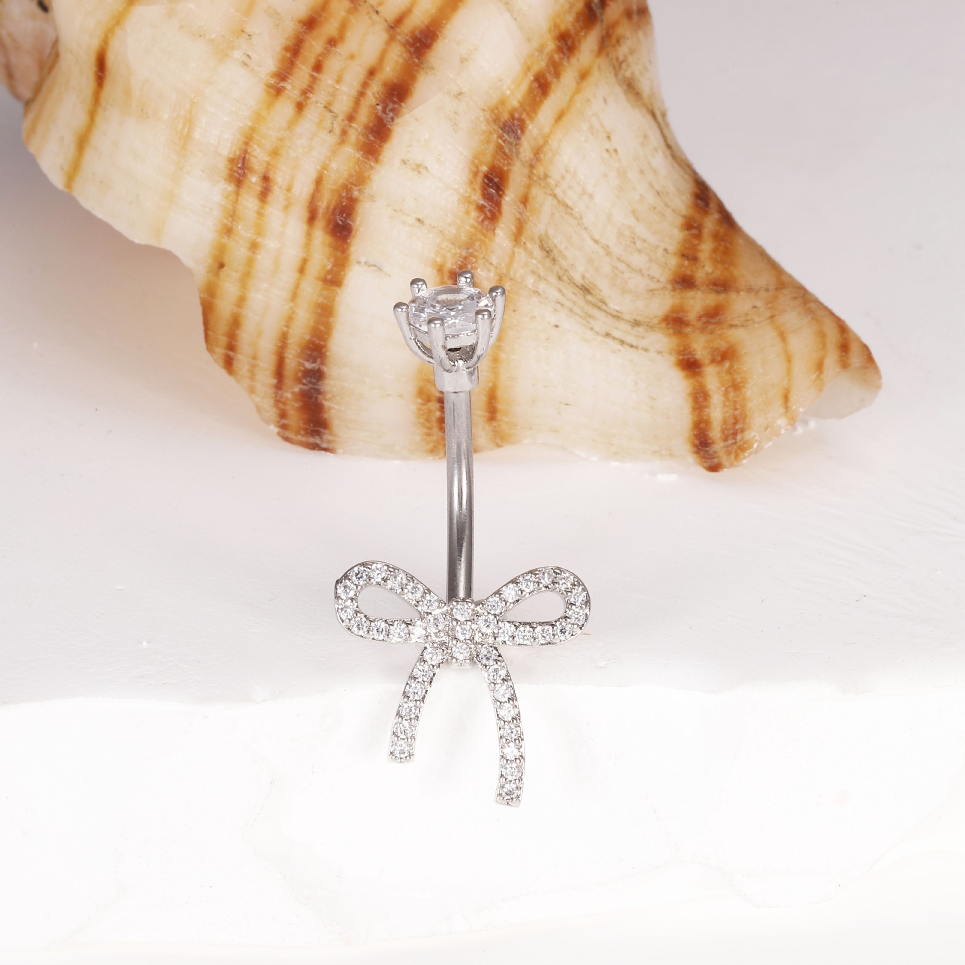 16G labret stud size and finish detail