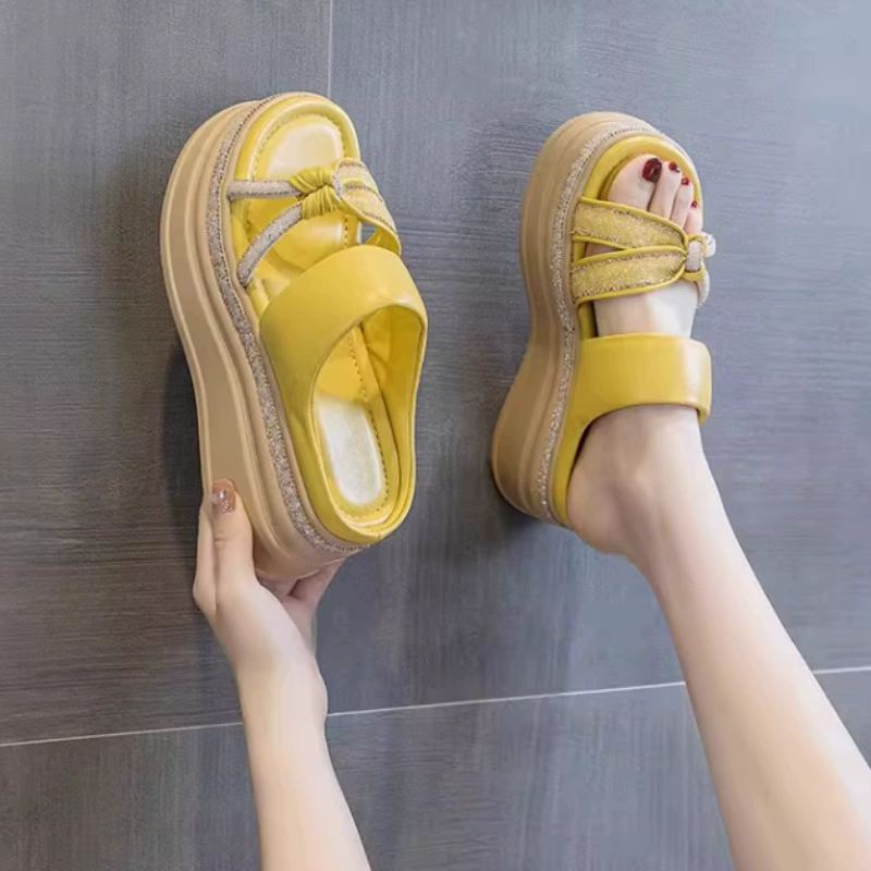 Толстая подошва с увеличенных и холодных тапочками для женщин, носущих на улице весной и летом 2024 новая мода на склоне со стразами