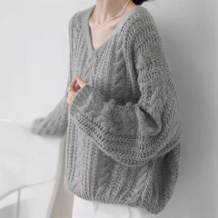 フランスの柔らかいモチの優しい風のセーターの女性の春の服のニットのvネックの透かし彫りのニットの怠惰な風のゆったりしている上着の潮