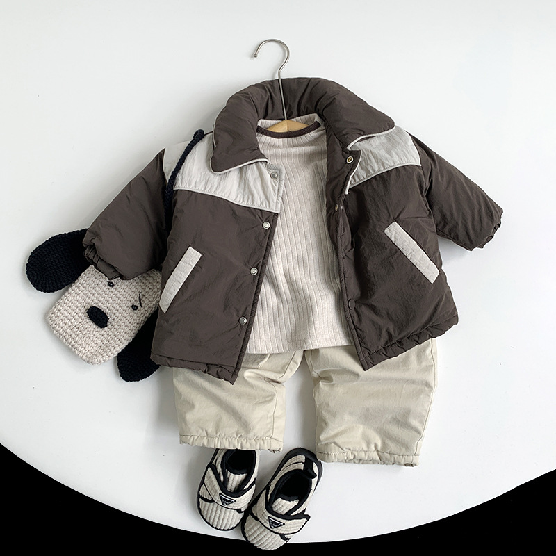 Hombres y niñas de algodón 2025 invierno nuevo chaqueta de algodón para niños coreano engrosado calentamiento ropa superior de niños al por mayor