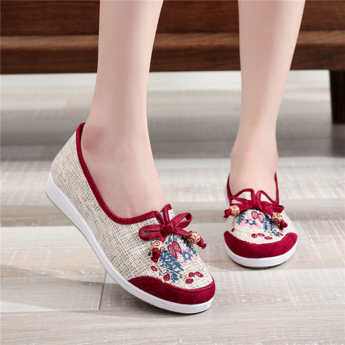 Old Beijing Cotton Shoes for Women, Mother Embroidered Shoes for Middle-Aged and Students, Ethnic Style Canvas Shoes, One-Piece Slip-On Platform Shoes for Women