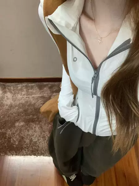 White outdoor sun protection jacket for women, new summer model, lightweight and breathable, slim fit, stand-up collar, sporty style, thin jacket