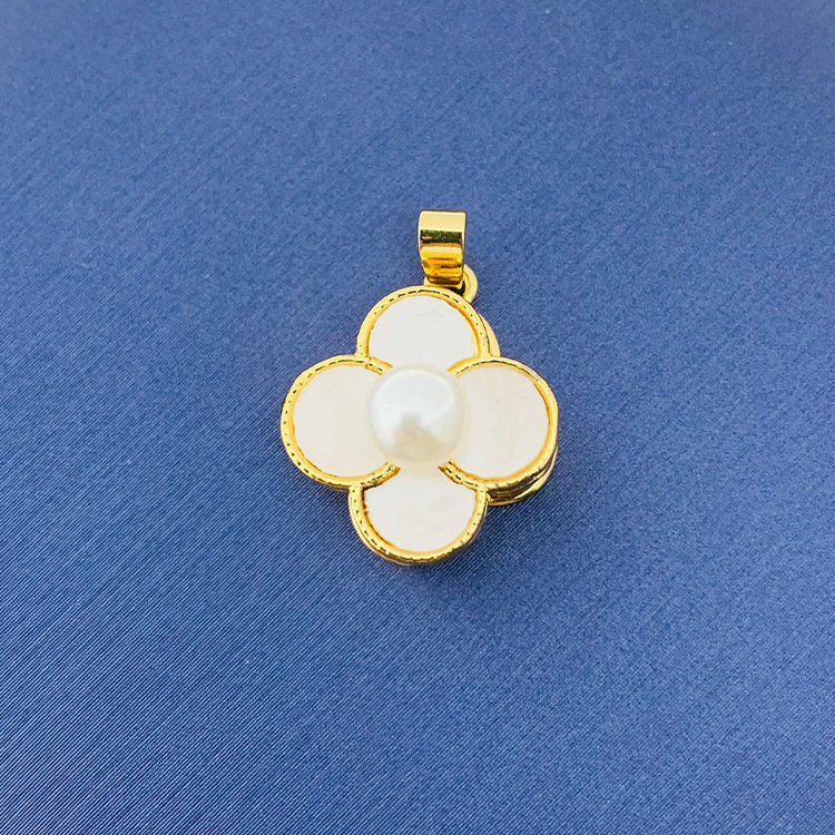 百種類のペンダントは心のままにファッションの経典を配合します。カップルの美しいペンダントは親友のアクセサリーを送ります。