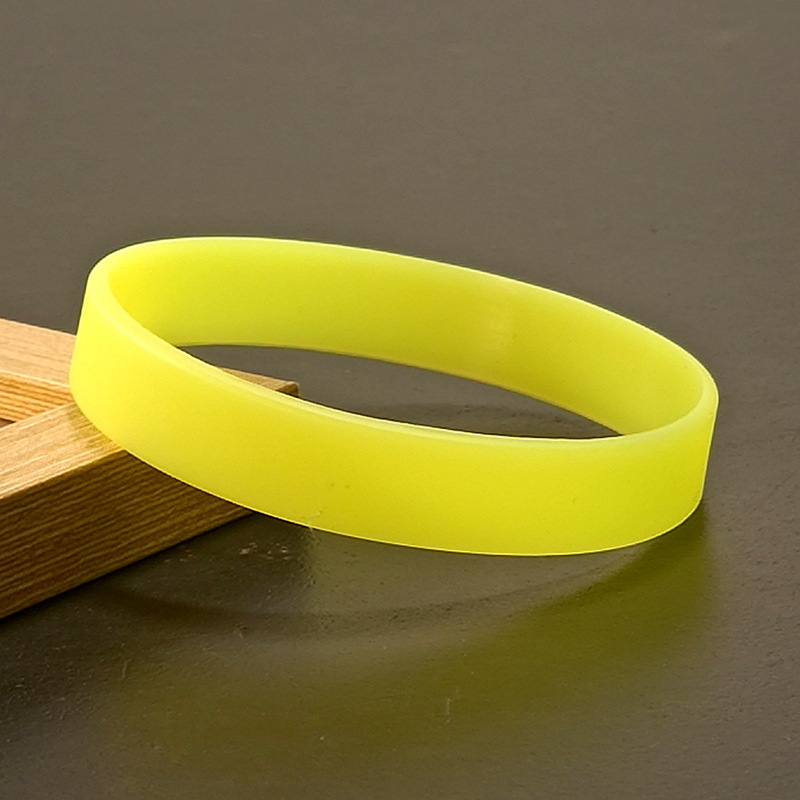 Fabricantes al por mayor de color sólido apertura nocturna pulsera de silicona pulsera de goma deportiva pulsera logotipo personalizado