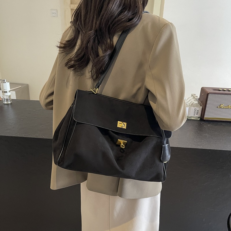 Este año, la popularidad de la bolsa de peluche retro, la capacidad de las mujeres, 2024 otoño y invierno, nueva moda, alta sensación de bolso de hombro.