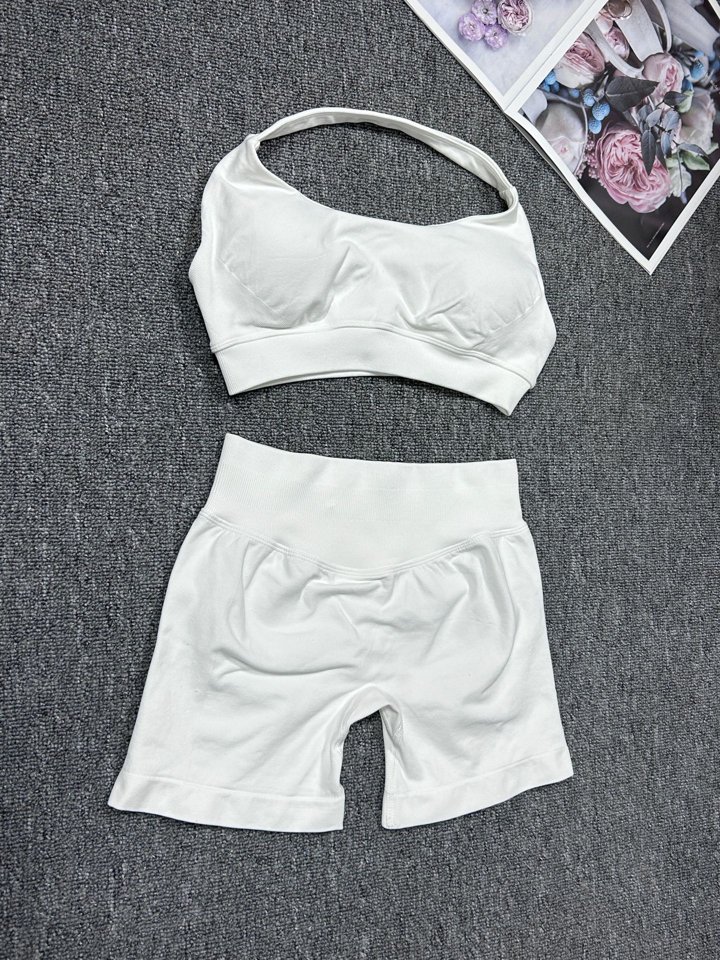 Damen-Sportshorts in Unifarbe mit Neckholder, Trägern, neu, für Yoga und Fitness, mit integrierten BH-Einlagen_voghion.com