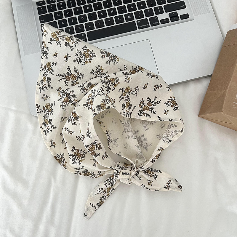 Flores trituradas bufandas de triángulo mujeres otoño invierno decoración universal bufandas de seda bufandas al por mayor en el sistema de bosques pequeños frescos