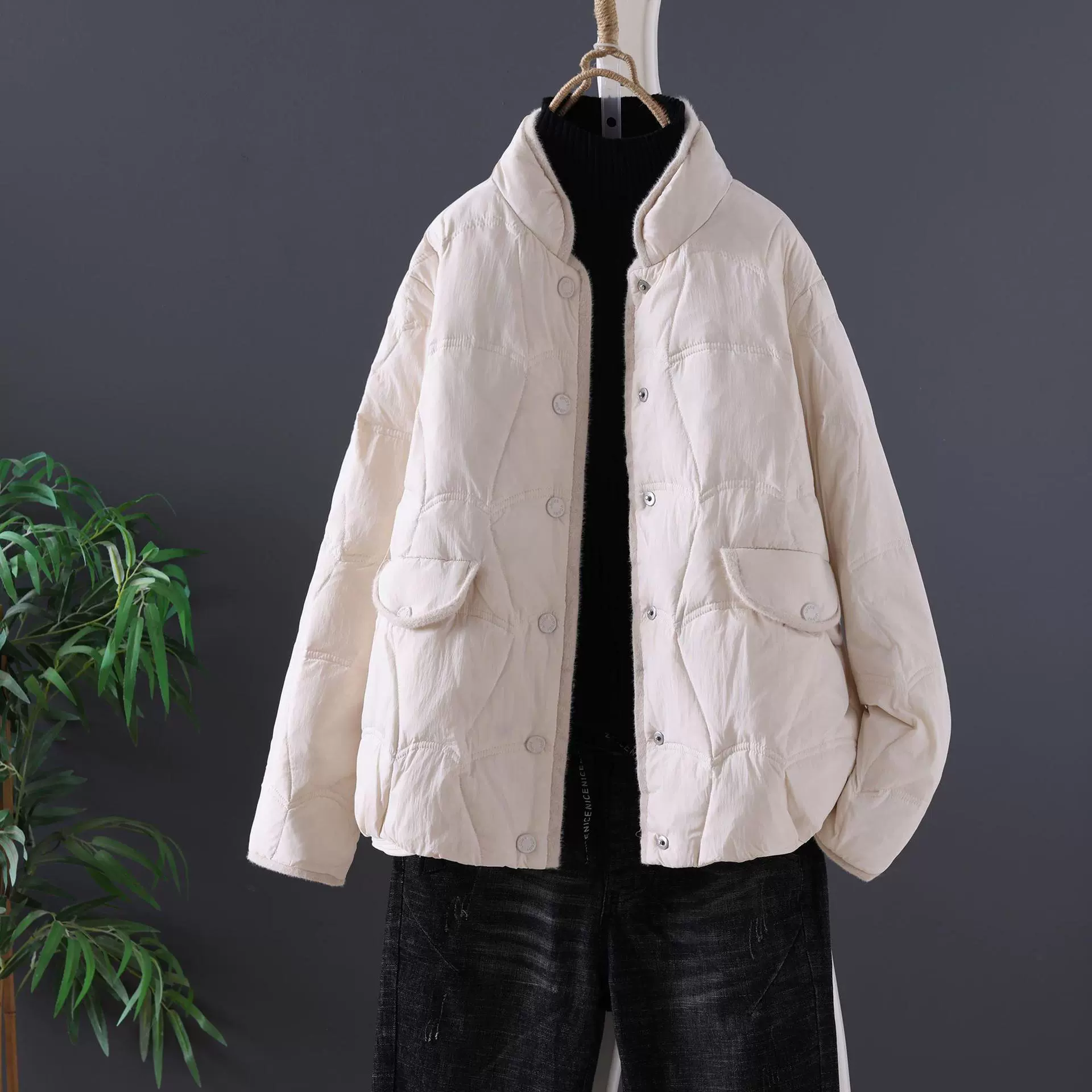 Зимняя женская легкая теплая короткая куртка-пуховик 2025 года с воротником-стойкой и рваными краями, свободного кроя, стройнящая фигуру