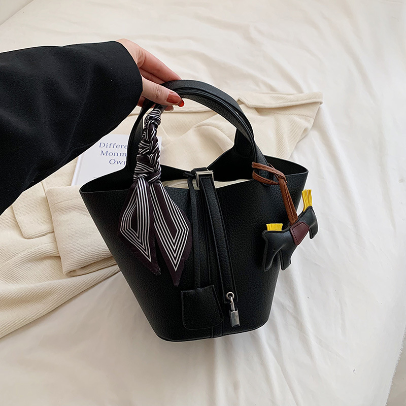 Bolso de diseño de nicho de estilo occidental de alta gama para mujer 2023 nuevo bolso de cerradura de red popular bolso de cubo de todo fósforo