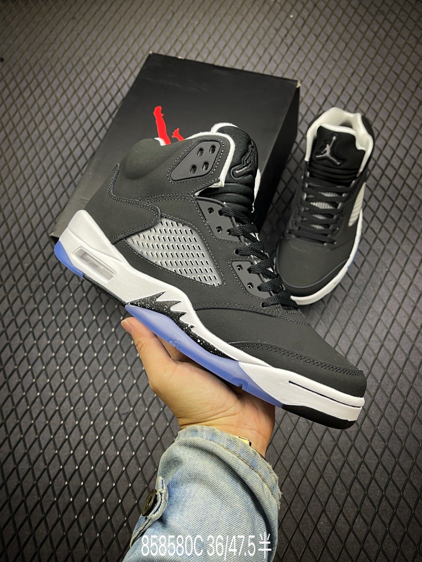 2025 nuevo color AJ5 negro y blanco flujo de arce de batalla real de alto rendimiento retro versátil zapatos deportivos de baloncesto masculino y femenino 3D vertical