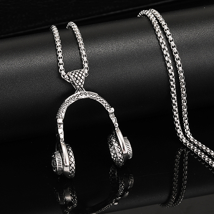 Europe and the United States cross-border explosions rock music headphones pendant necklace jewelry men hip-hop titanium steel long sweater chain wholesale