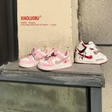 儿童鞋可爱卡通时尚男童休闲运动鞋2026春款女童学生百搭AJ板鞋