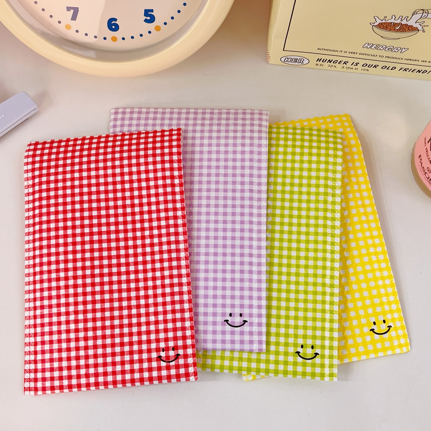 Cute smiley face express bag envelope bag clothing colorful plaid packaging bag shockproof ins style smiley face bubble bag