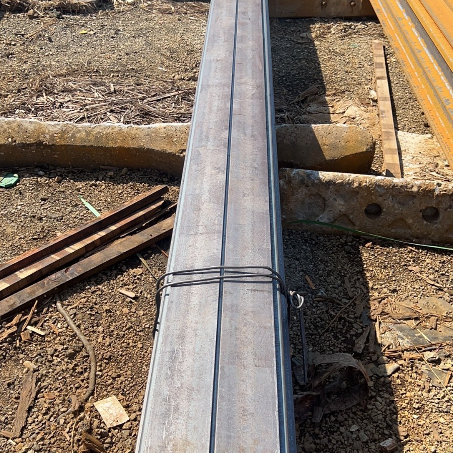 青岛钢轨，道轨，跑车轨道配件压板现货，钢材一站式配送