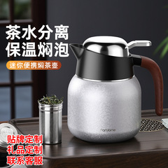 家庭用の古い白いお茶のステンレスの陶磁器はお茶をスプレーして分離して保温します。
