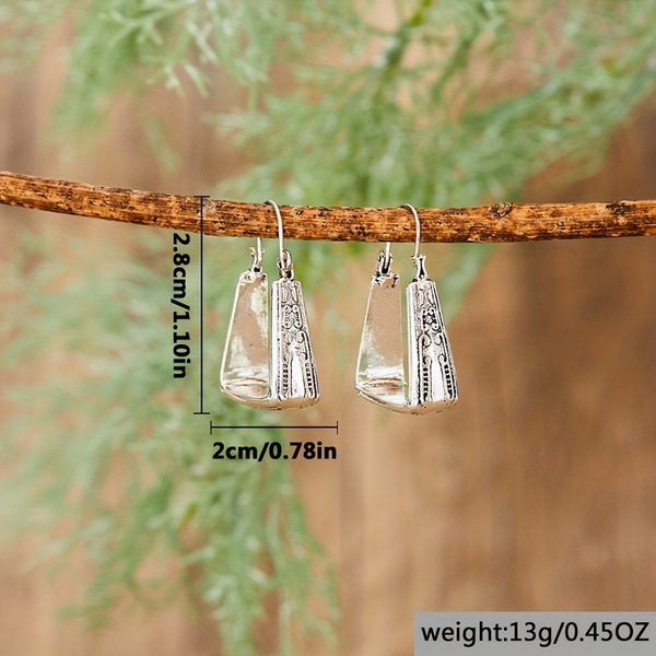fashionable retro carved earrings