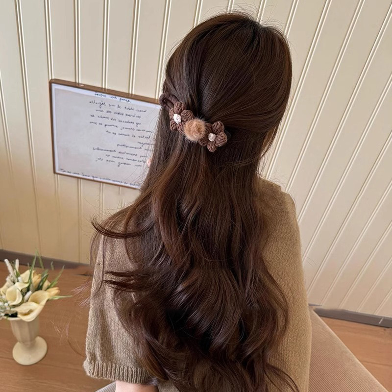 Pequeñas flores de lana de café profundo