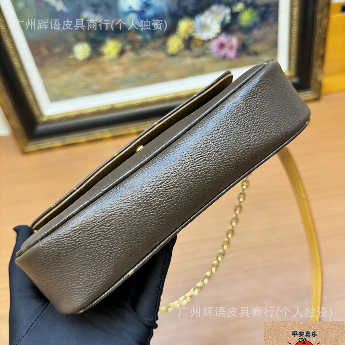 Bolso Semimetálico Importado con Diseño de Monograma de Rombos y Chip de Código Variable 163c