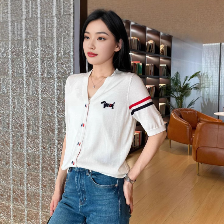 In-Stock 25Tb Puppy Academy Style High-End Wool V-Neck Thin Short-Sleeve Knitted Cardigan Nanyou High-Quality Academy Style In-Stock 25Tb Puppy Academy Style High-End Wool V-Neck Thin Short-Sleeve Knitted Cardigan Nanyou High-Quality Academy Style