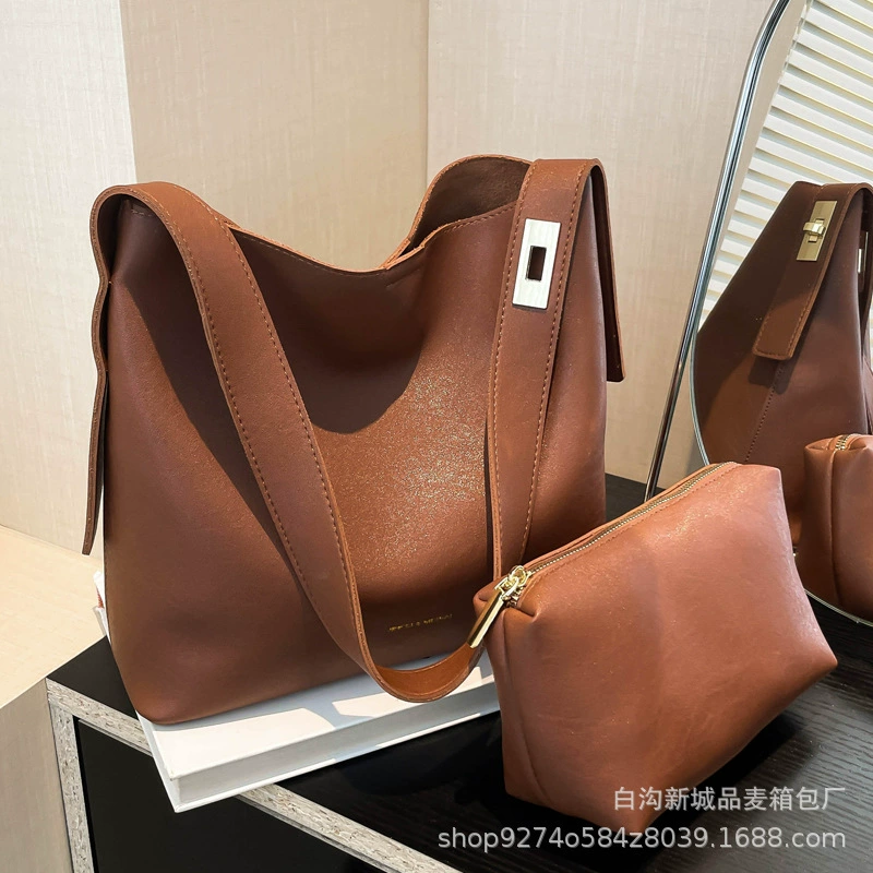 Retro fashionable capacious one-shoulder bag