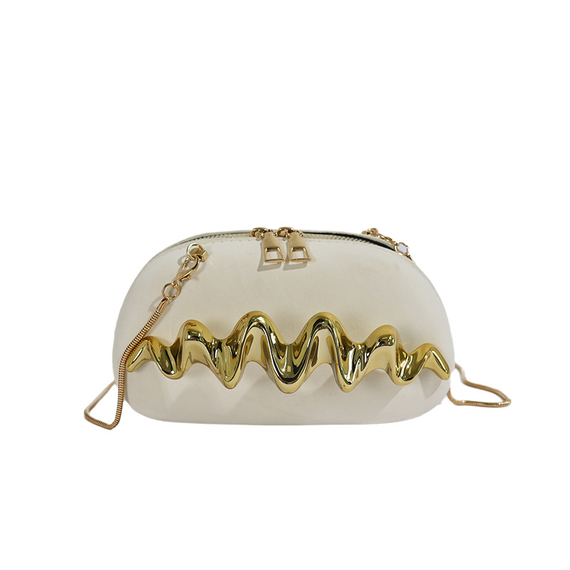 2026 nuevo bolso de cadena de metal decorado de moda simple onda mano agarrar bolso de cena de hombro mochila mujer