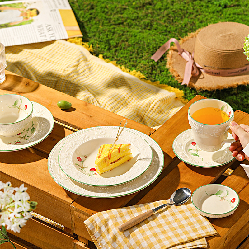 Strawberry Manor French-style retro romantic ceramic tableware set, including rice bowls, round plates, serving dishes, fish plates, and soup bowls – perfect as a gift