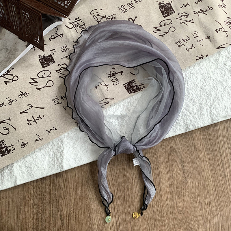 Pañuelo de seda de alta calidad nuevo estilo de verano en forma de diamante bufanda pequeña diseño de color sólido sentido colgante pequeño bufanda de estilo fino bufanda de gasa pañuelo en la cabeza