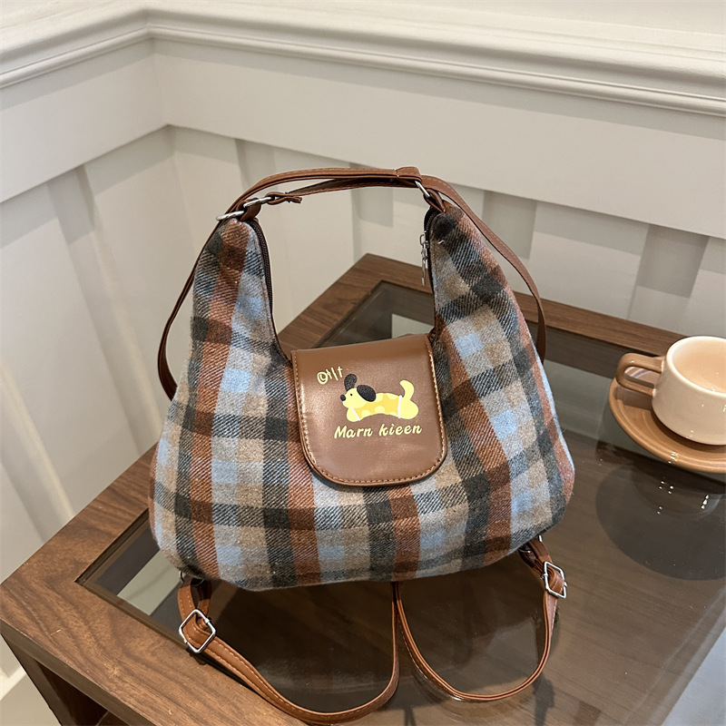 Bolsa de brazo coreana de gran capacidad de mujer retro 2024 nuevo nicho Zhong tote bolsa personalidad mochila casual