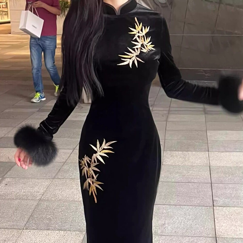 New autumn/winter collection: black cheongsam with long sleeves, featuring exquisite new Chinese-style embroidery, a modernized cheongsam dress, and luxurious velvet fabric, with gold bamboo accents