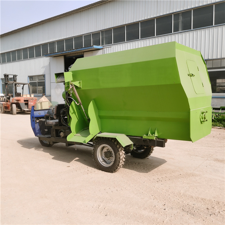 Vehículo diesel de mezcla y lanzamiento de vacas y ovejas, camión de distribución de césped para la agricultura, camión de distribución diesel de tres ruedas
