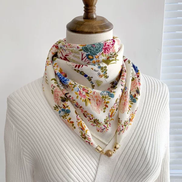 2024 Spring and Autumn Women's Printed Vintage Scarf with Magnetic Clasp, Elegant Neck Scarf, Square Scarf, Silk Scarf, Versatile Style