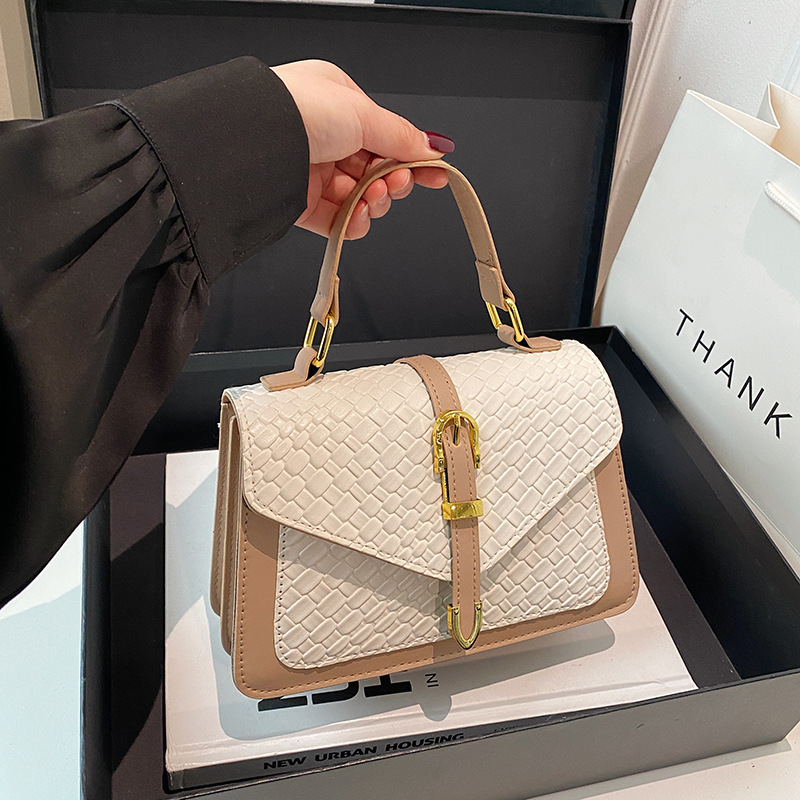 Moda de alto valor 2025 primavera nuevo estilo salvaje ins bolso de mensajero de un solo hombro este año temperamento popular pequeño bolso cuadrado femenino