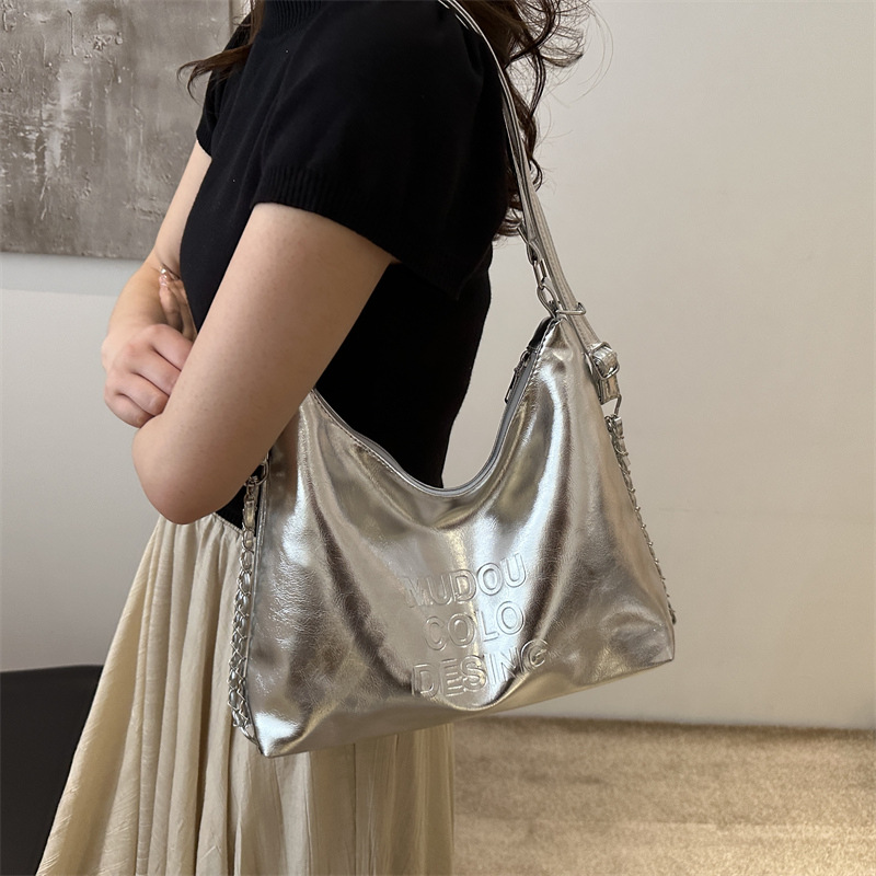 Bolso de moda portátil de gran capacidad para mujeres 2024 nuevo estilo de viaje al trabajo bolso de mano de piel de aceite simple bolso de hombro axilar