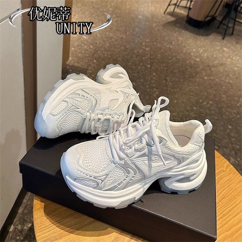 Zapatos de altura de fondo grueso para padres y mujeres 2024 otoño nuevos zapatos de deporte casuales de moda transpirables rojos en la calle