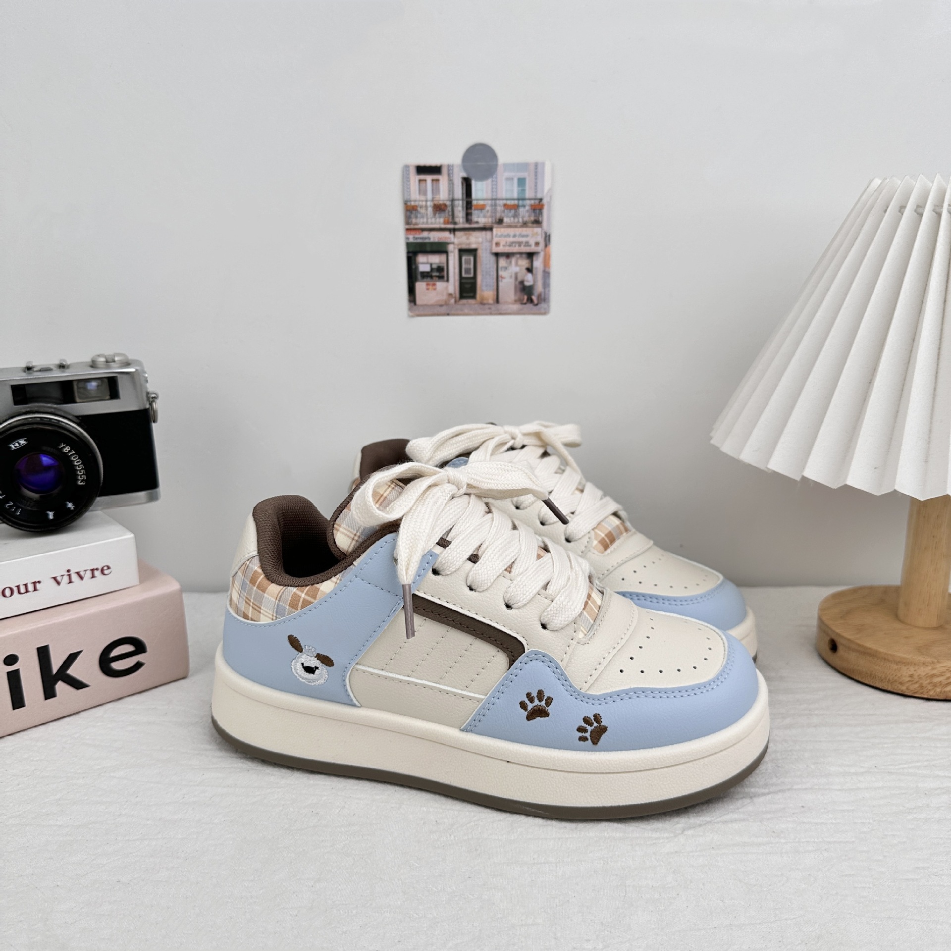 Zapatos blancos de fondo grueso para mujeres 2025 nuevos zapatos de skate casuales de primavera y otoño para estudiantes de nicho zapatos de pan