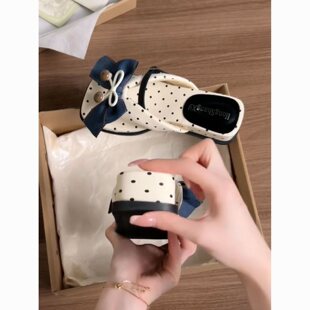 ��ʽ��Ů�L���c�����Y�¸�һ����Ů�ļ��⴩���|��ȹ��¶ֺ����Ь