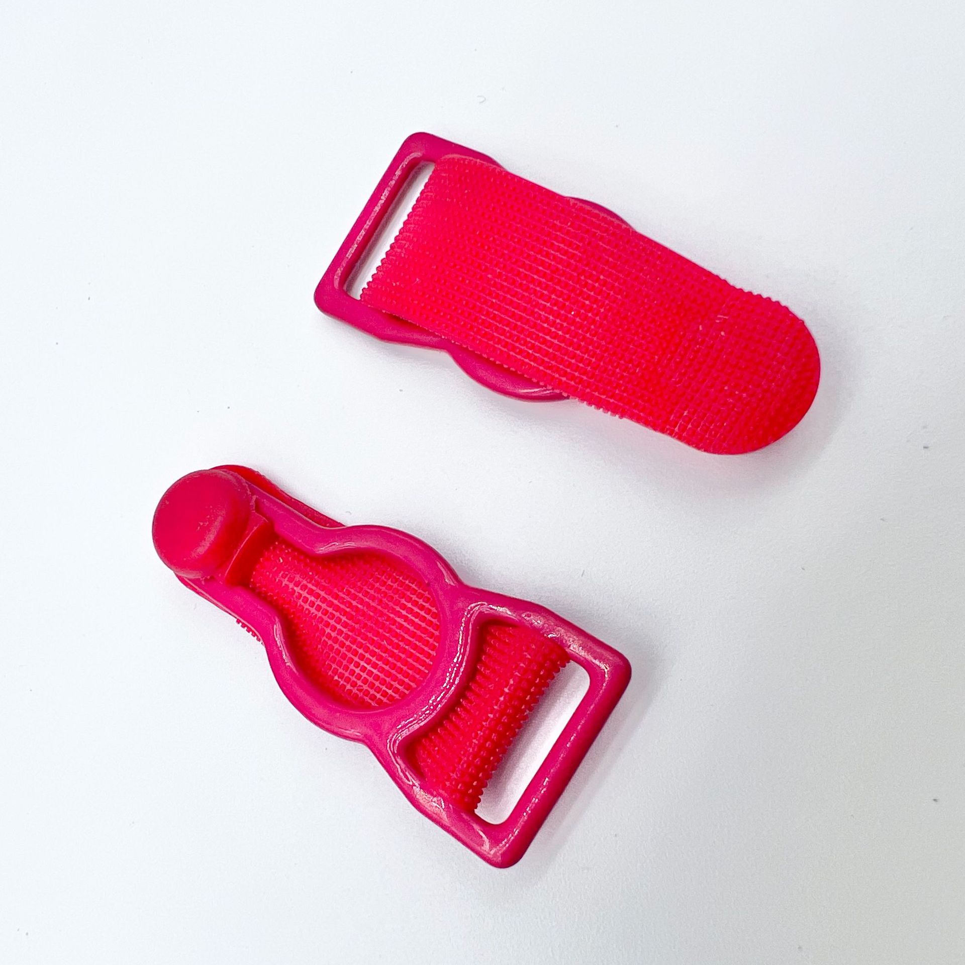 Hebillas de calcetines colgantes de 1,0 cm de diámetro interior (piel Roja envasada) / granos