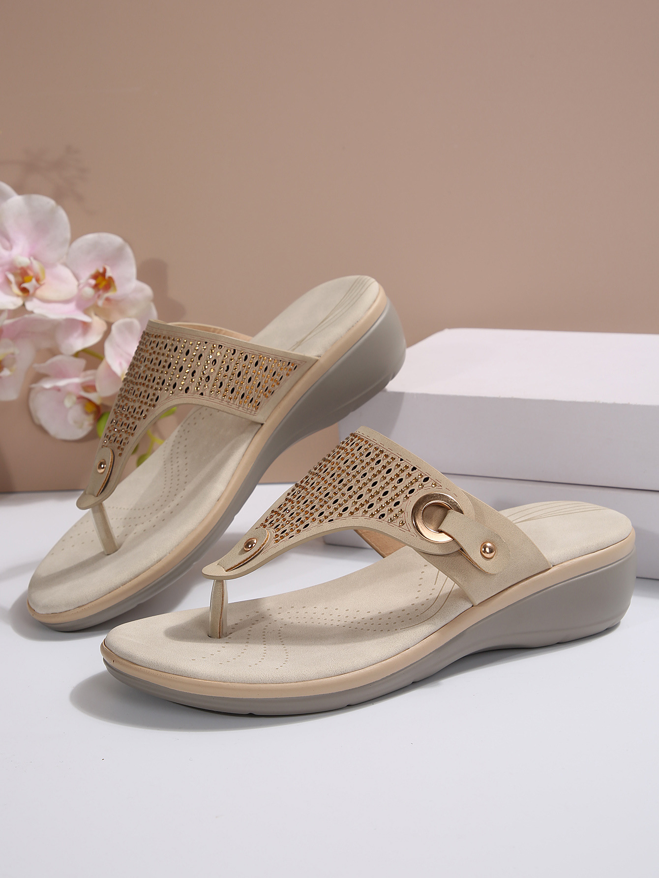 Sandali con zeppa da donna taglie forti, infradito estive con clip per le dita, traforate con strass, design europeo-americano_voghion.com