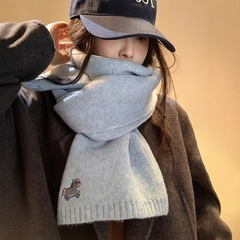 青いニットのマフラーの女性の冬の馬の刺繍の韓国系の雰囲気感の小さい百合の保温の首の小さいマフラーの男