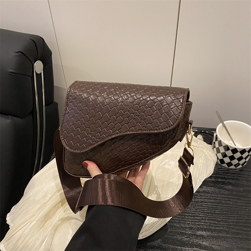 2025 primavera y verano trenzado bolsa de moda silla de montar este año bolsos populares bolsos simples y elegantes bolsos de hombro