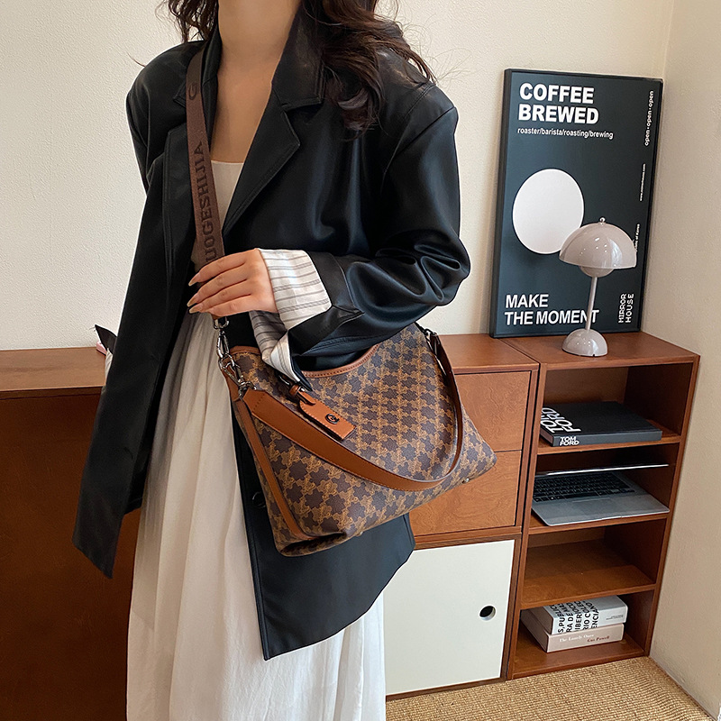Large-capacity high-end bags for women 2024 autumn and winter popular large bags versatile printed letters one-shoulder cross-body small square bag_voghion.com