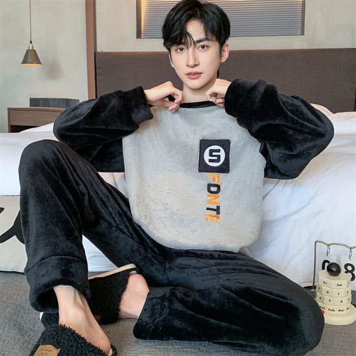 Pijamas de franela para hombre, invierno 2025, forro polar coral grueso, tallas grandes, aptos para usar en exteriores, conjunto para estar en casa, exportación.
