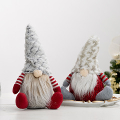 アマゾンの人形はクリスマスの飾りを飾っています。