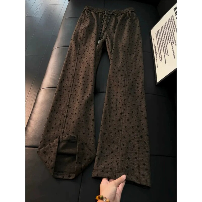 Men's autumn loose-fit wide-leg pants with a slanted cut, featuring a coffee-colored star print, a flowing drape, and a stylish straight-leg design for casual wear Men's autumn loose-fit wide-leg pants with a slanted cut, featuring a coffee-colored star print, a flowing drape, and a stylish straight-leg design for casual wear