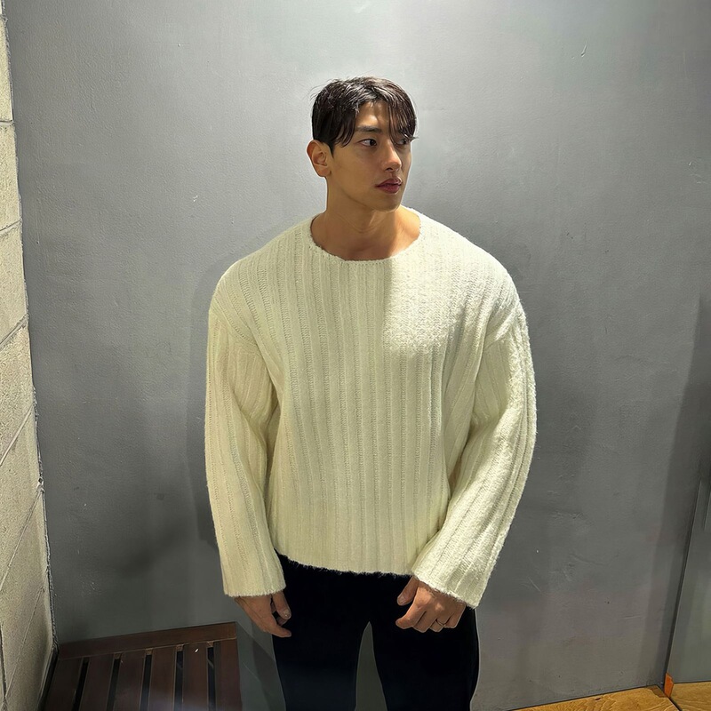 Thickened round-neck, oversized sweater for men, Korean-style, warm knit sweater for spring and autumn, long-sleeved, striped knit top, outerwear