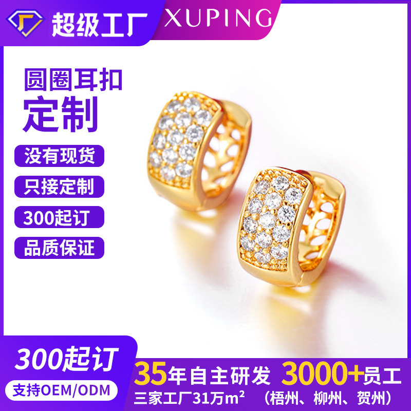 Xuping nuevo estilo transfronterizo ligero lujo aretes de aretes de aretes de aretes incrustados con tres filas de zircon hueco diseño de aretes personalizados