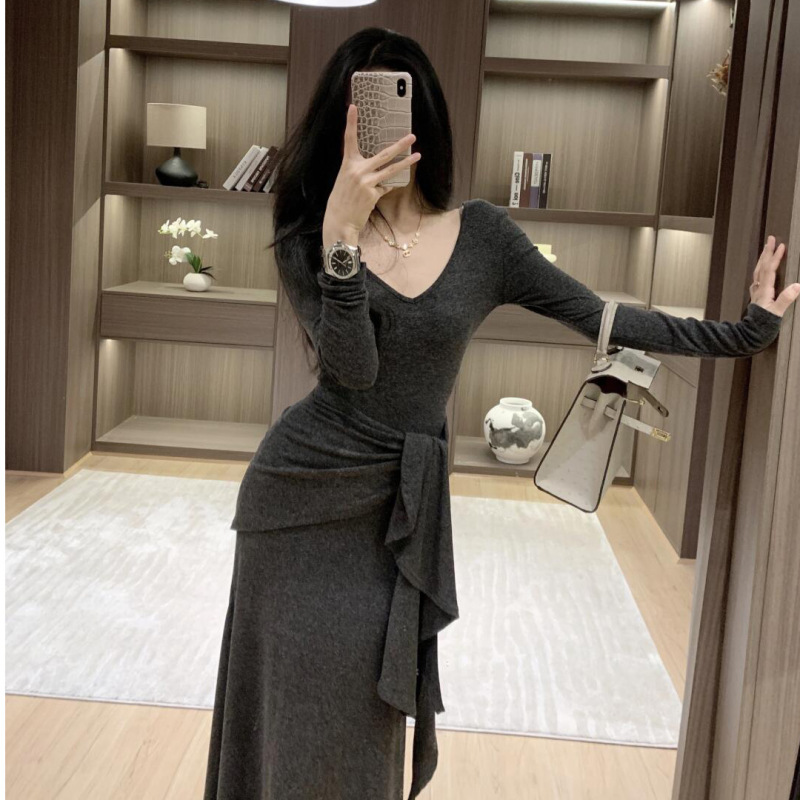 Elegant and Mature V-Neck Long-Sleeve Dress for Women, Autumn/Winter 2026 New Style, Sexy Waist-Cinching Slimming A-Line Over-The-Knee Long Dress